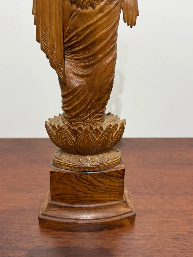Sculpture ancienne de la déesse Lakshmi en bois sculpté