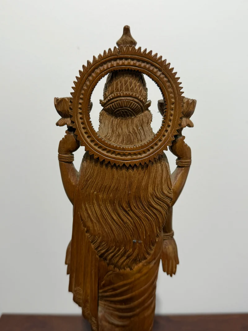 Sculpture ancienne de la déesse Lakshmi en bois sculpté