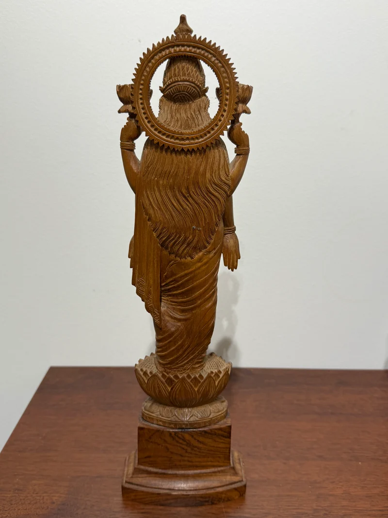Sculpture ancienne de la déesse Lakshmi en bois sculpté