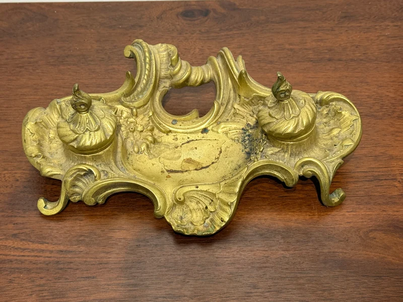 Ancien encrier double en bronze doré à décor rocaille – XIXe siècle