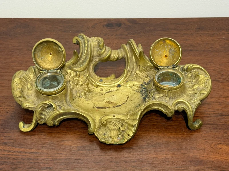 Ancien encrier double en bronze doré à décor rocaille – XIXe siècle