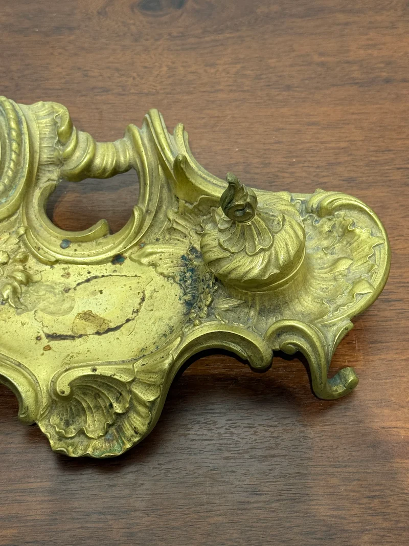 Ancien encrier double en bronze doré à décor rocaille – XIXe siècle