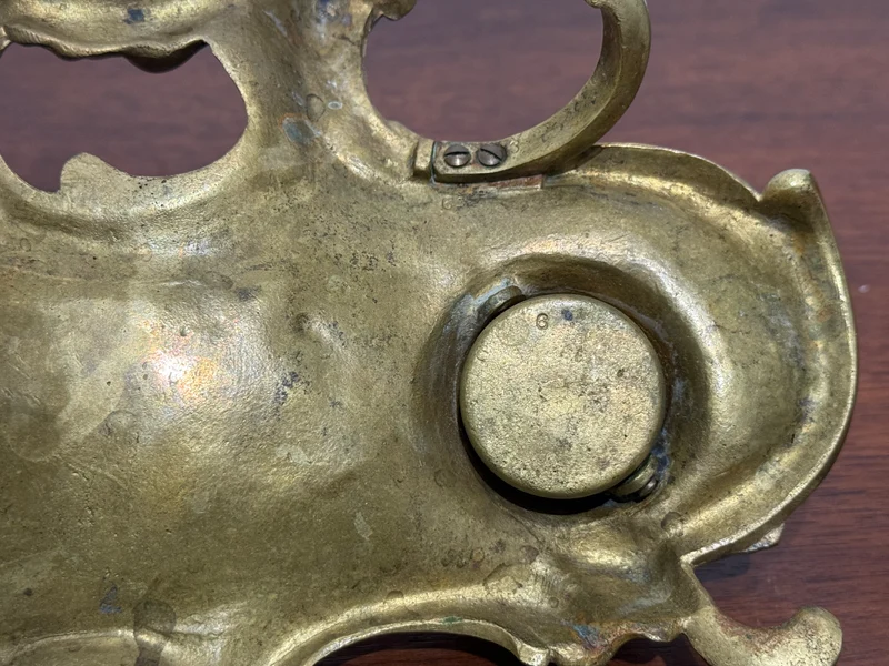 Ancien encrier double en bronze doré à décor rocaille – XIXe siècle