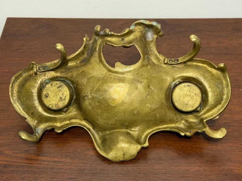 Ancien encrier double en bronze doré à décor rocaille – XIXe siècle