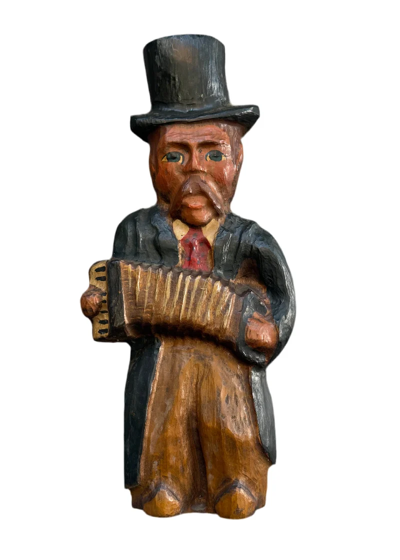 Sculpture en bois d’un musicien à l’accordéon – Art populaire vintage