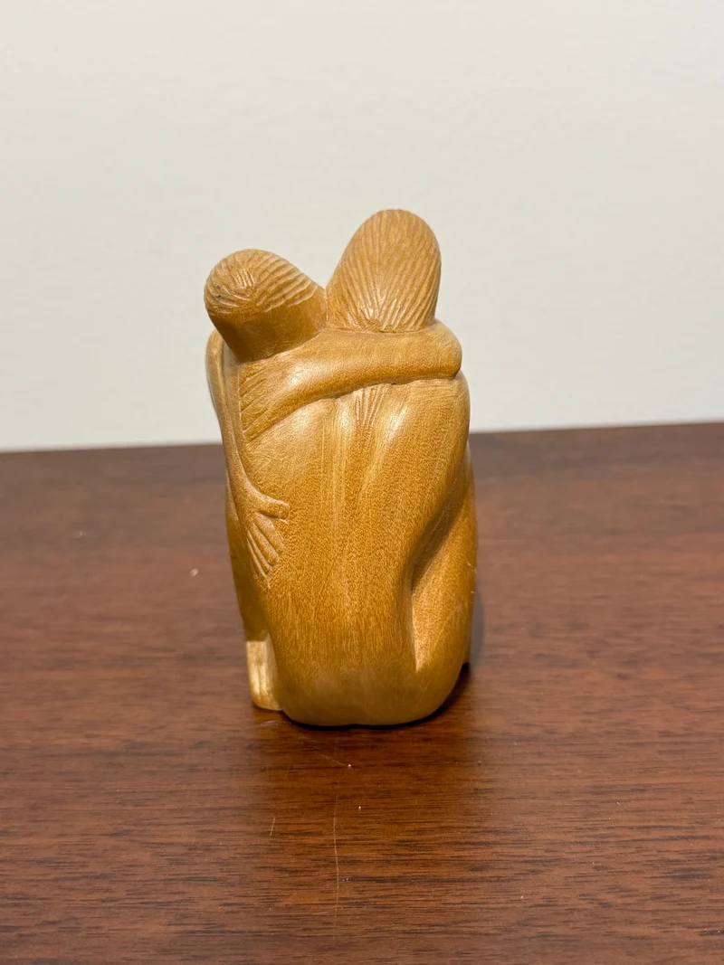 Sculpture “Le Câlin” – Art abstrait en bois sculpté