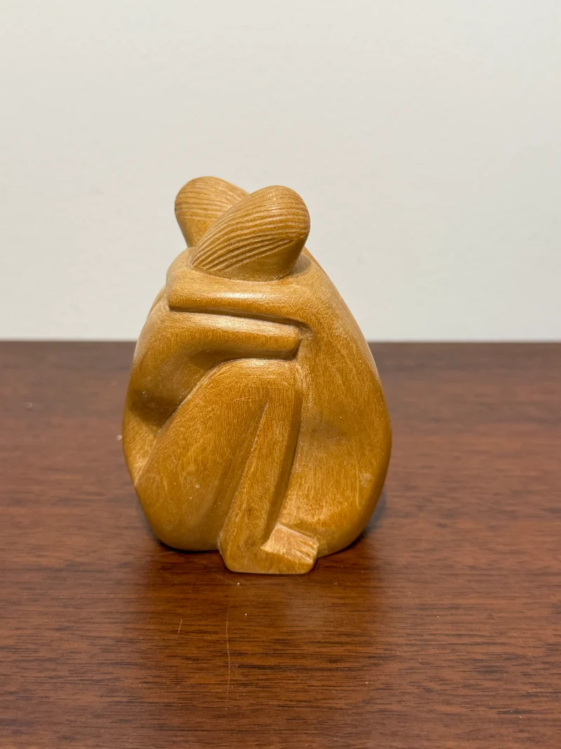 Sculpture “Le Câlin” – Art abstrait en bois sculpté