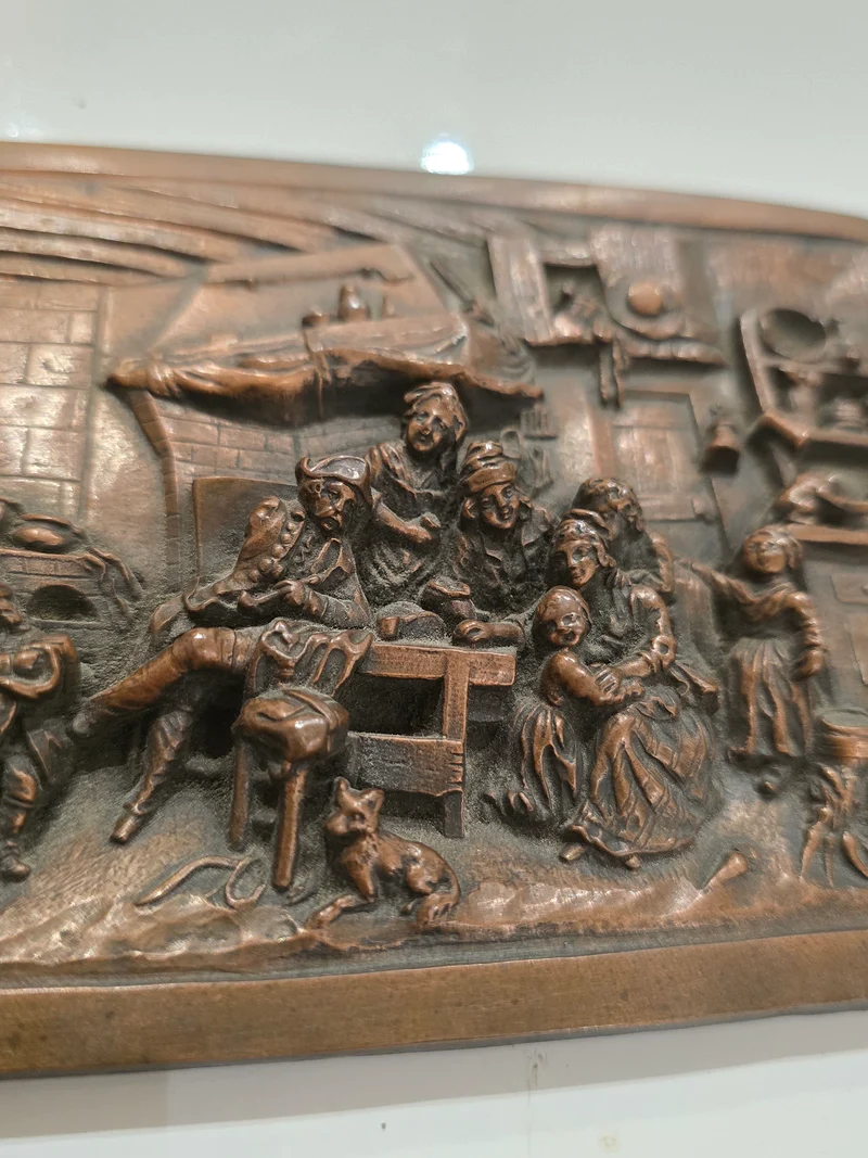Plaque en cuivre repoussé
