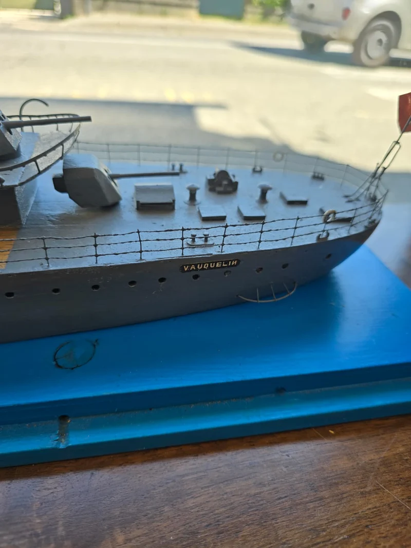 Maquette artisanale de l'anti-torpilleur français Vauquelin