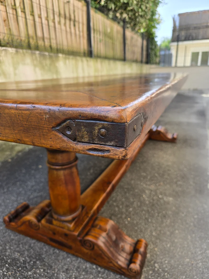 Majestueuse Table Monastère en Noyer massif - XIXe Siècle