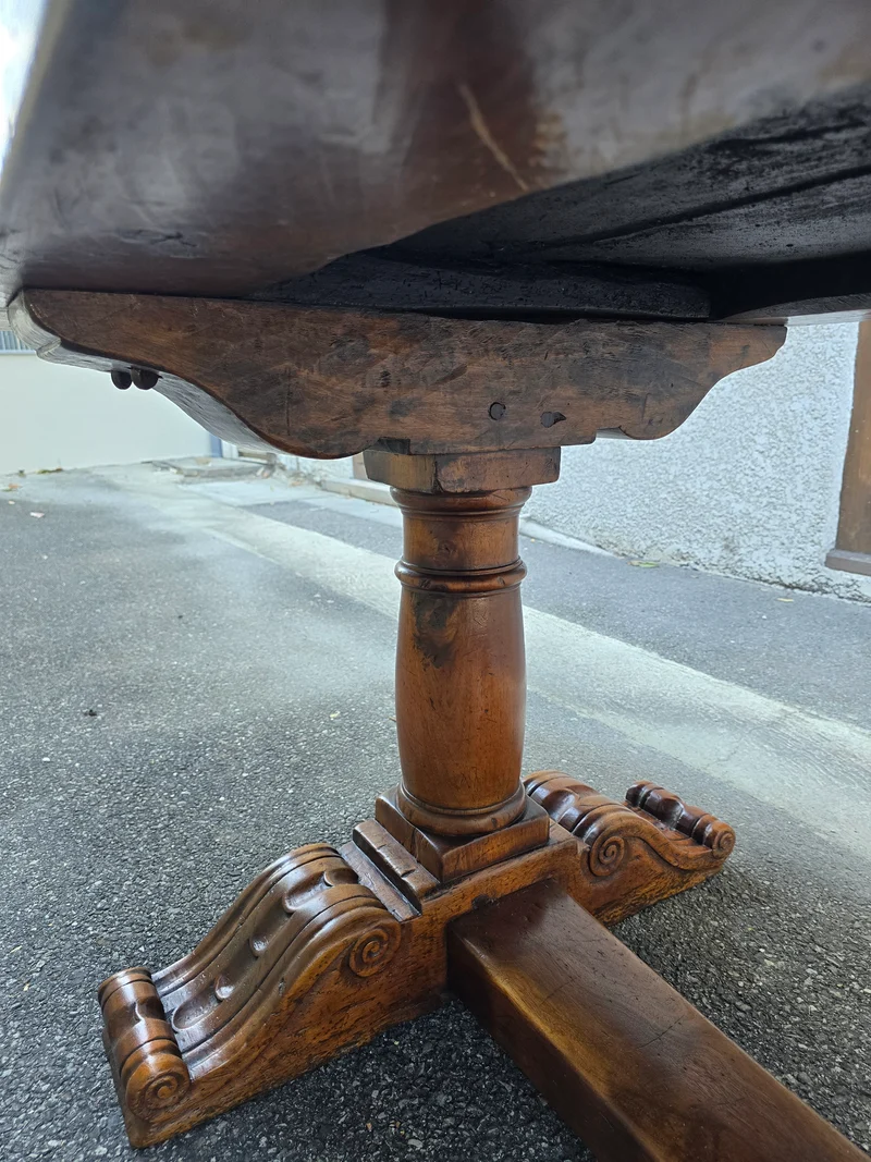 Majestueuse Table Monastère en Noyer massif - XIXe Siècle
