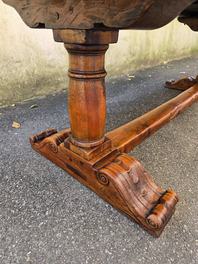 Majestueuse Table Monastère en Noyer massif - XIXe Siècle
