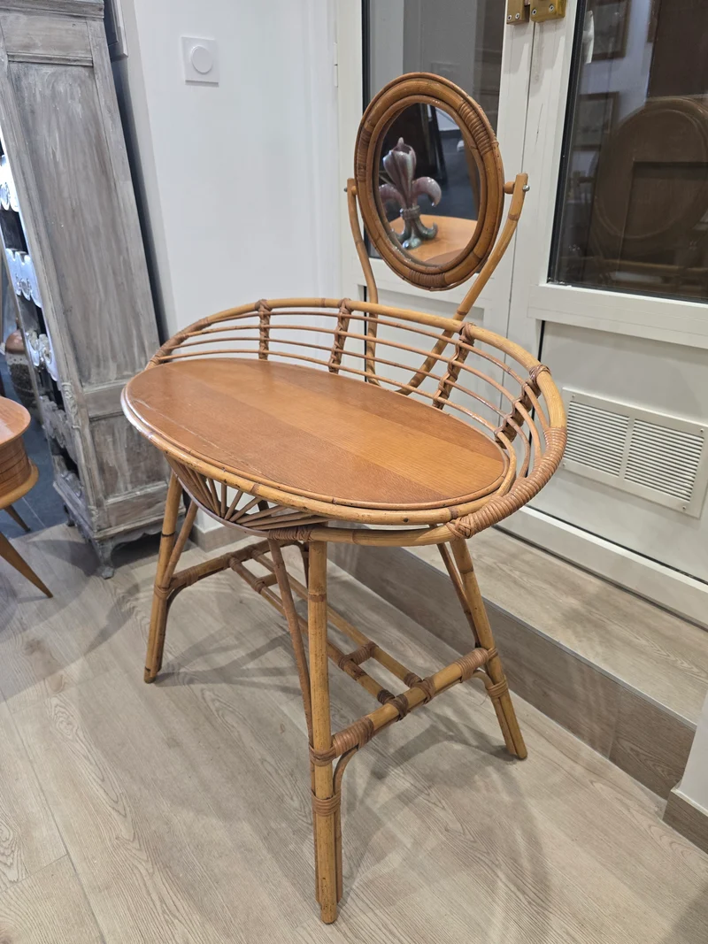 Coiffeuse vintage en rotin avec miroir pivotant