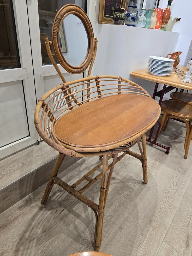 Coiffeuse vintage en rotin avec miroir pivotant