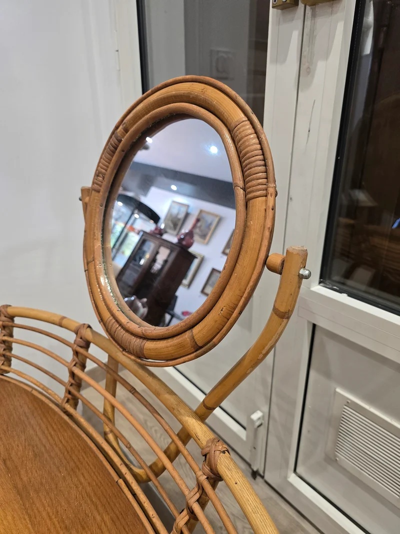 Coiffeuse vintage en rotin avec miroir pivotant