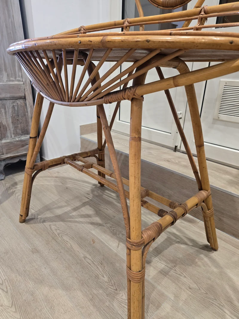 Coiffeuse vintage en rotin avec miroir pivotant