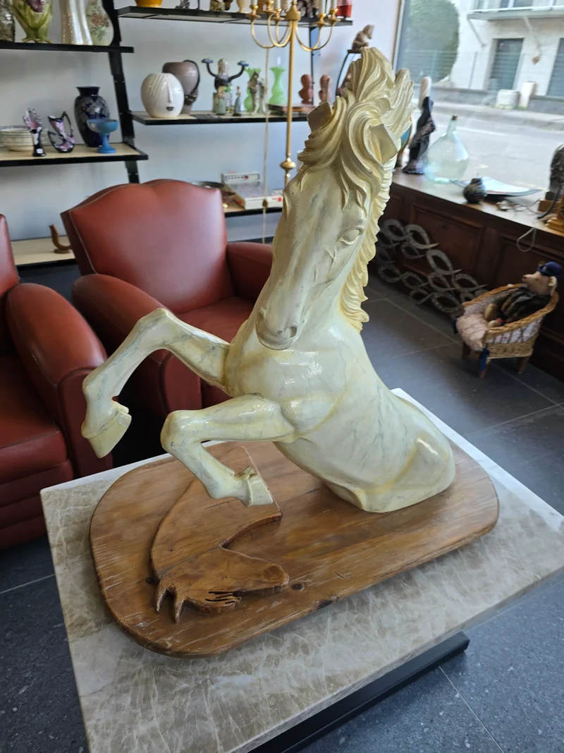 Sculpture en résine d’un cheval cabré – Signée Sanson Jofral – Pièce unique sur socle bois