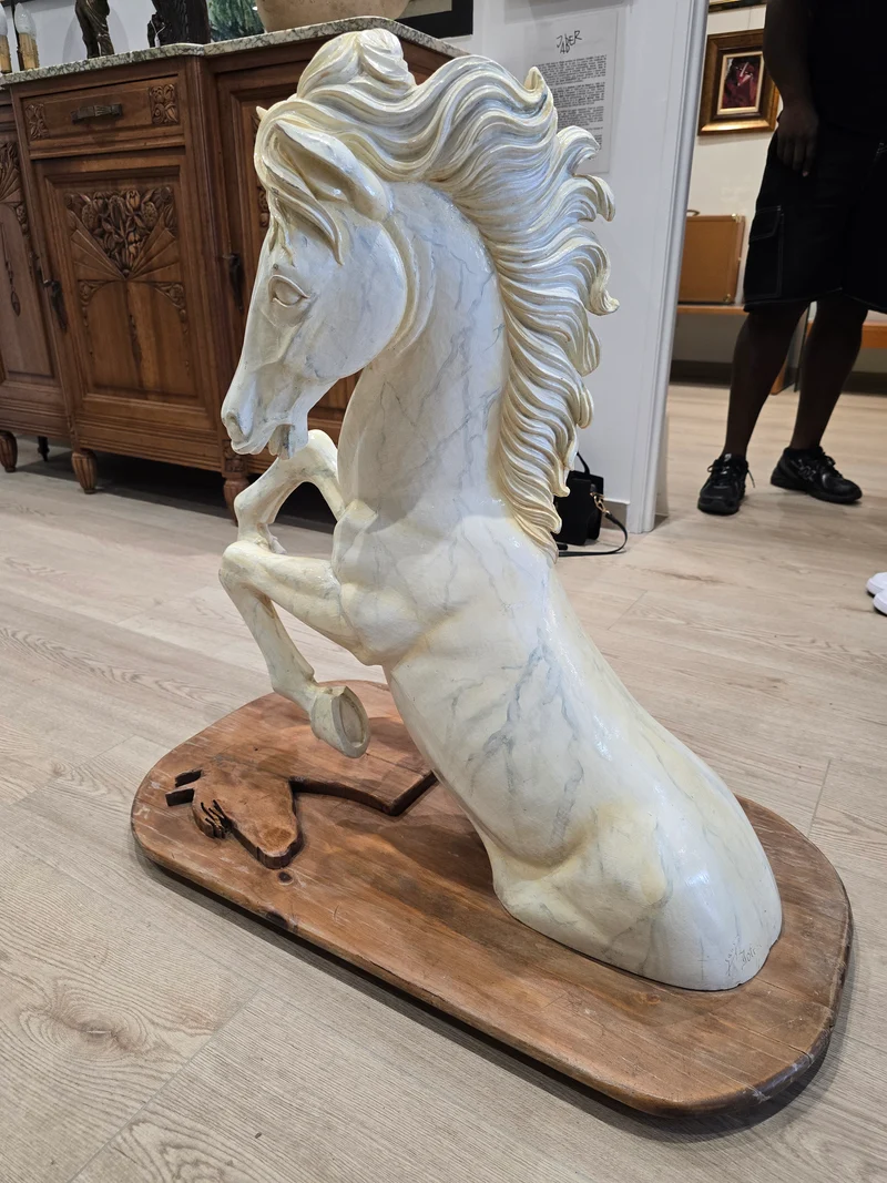 Sculpture en résine d’un cheval cabré – Signée Sanson Jofral – Pièce unique sur socle bois