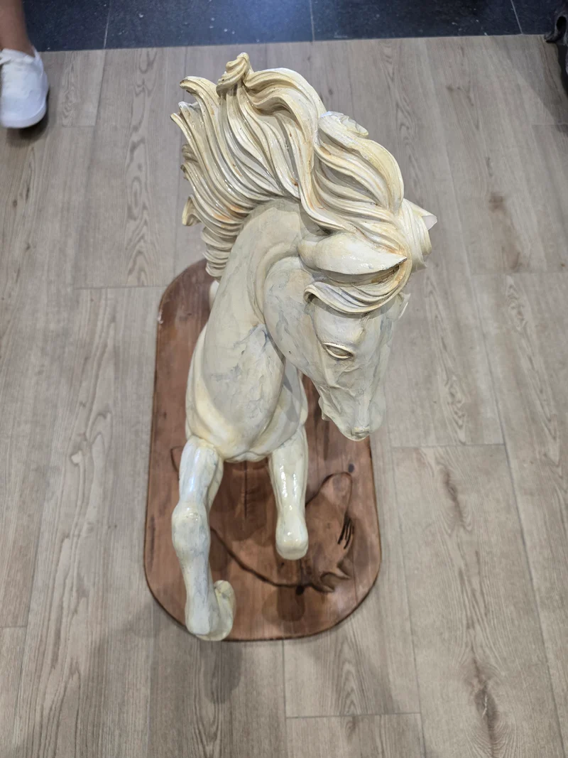 Sculpture en résine d’un cheval cabré – Signée Sanson Jofral – Pièce unique sur socle bois