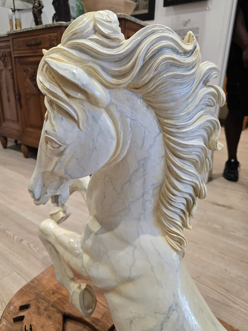 Sculpture en résine d’un cheval cabré – Signée Sanson Jofral – Pièce unique sur socle bois