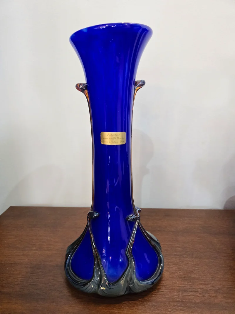 Vase en verre soufflé bleu cobalt – Silice Création Biot – 39 cm