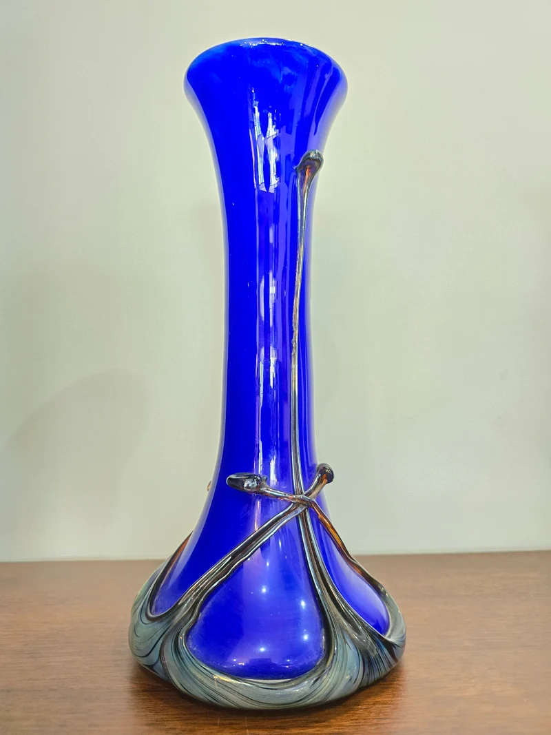 Vase en verre soufflé bleu cobalt – Silice Création Biot – 39 cm