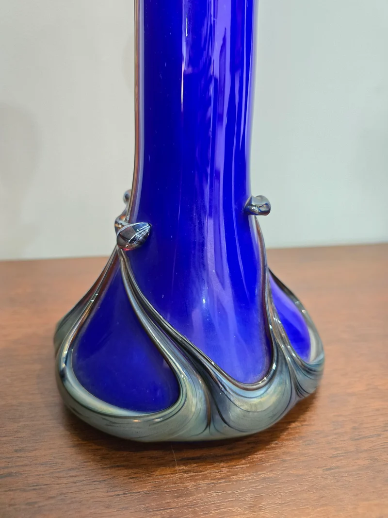 Vase en verre soufflé bleu cobalt – Silice Création Biot – 39 cm