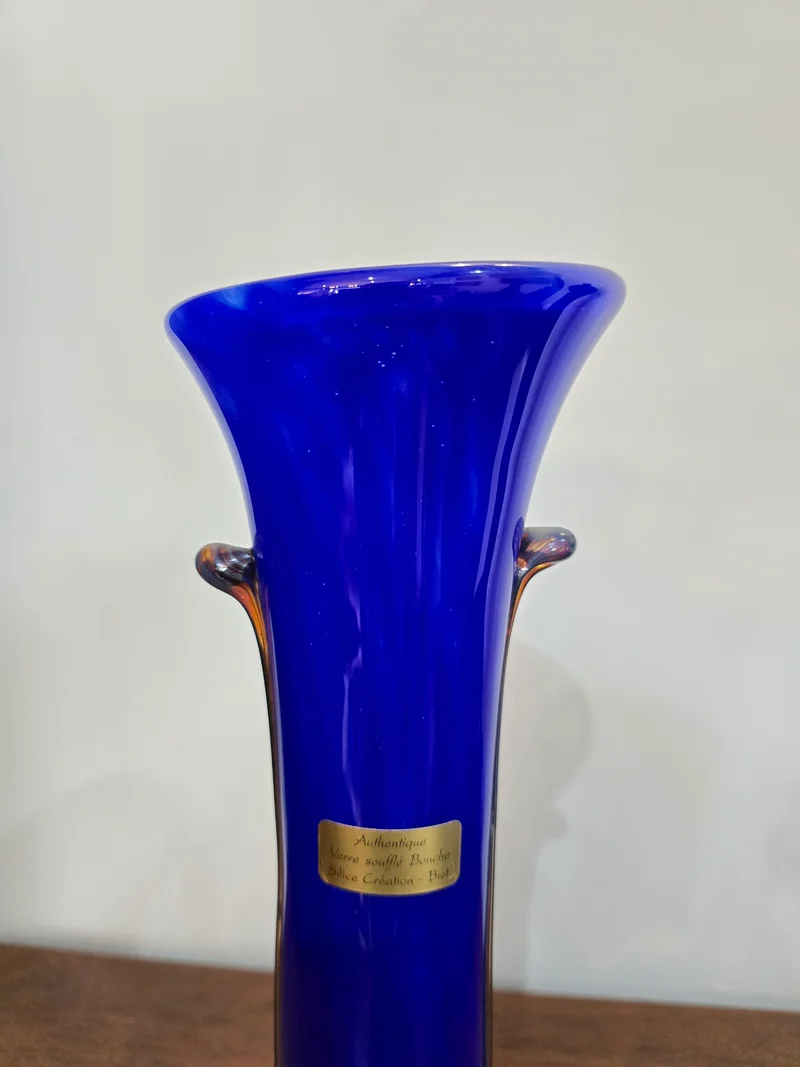 Vase en verre soufflé bleu cobalt – Silice Création Biot – 39 cm