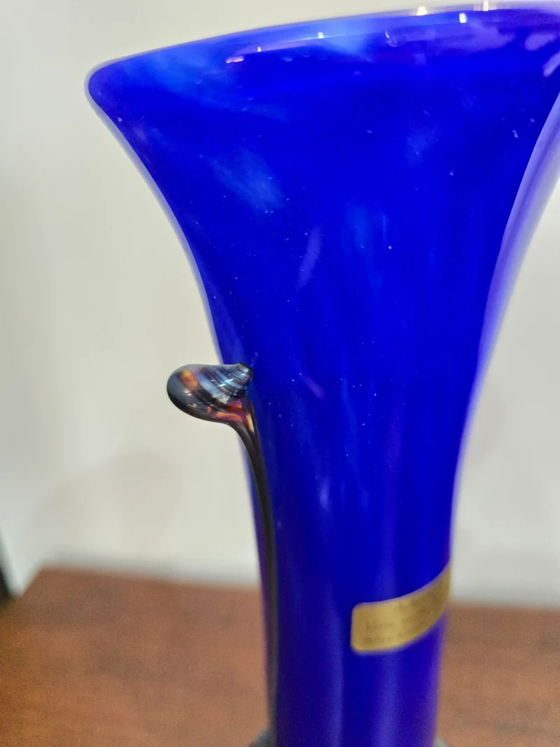 Vase en verre soufflé bleu cobalt – Silice Création Biot – 39 cm