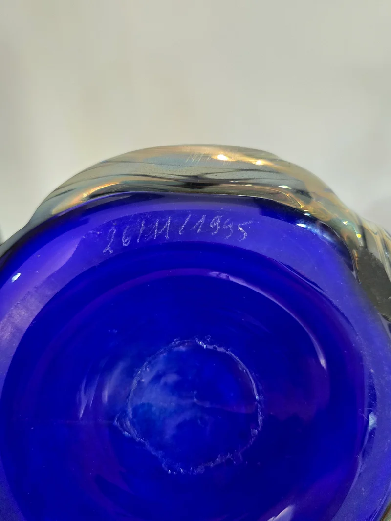 Vase en verre soufflé bleu cobalt – Silice Création Biot – 39 cm