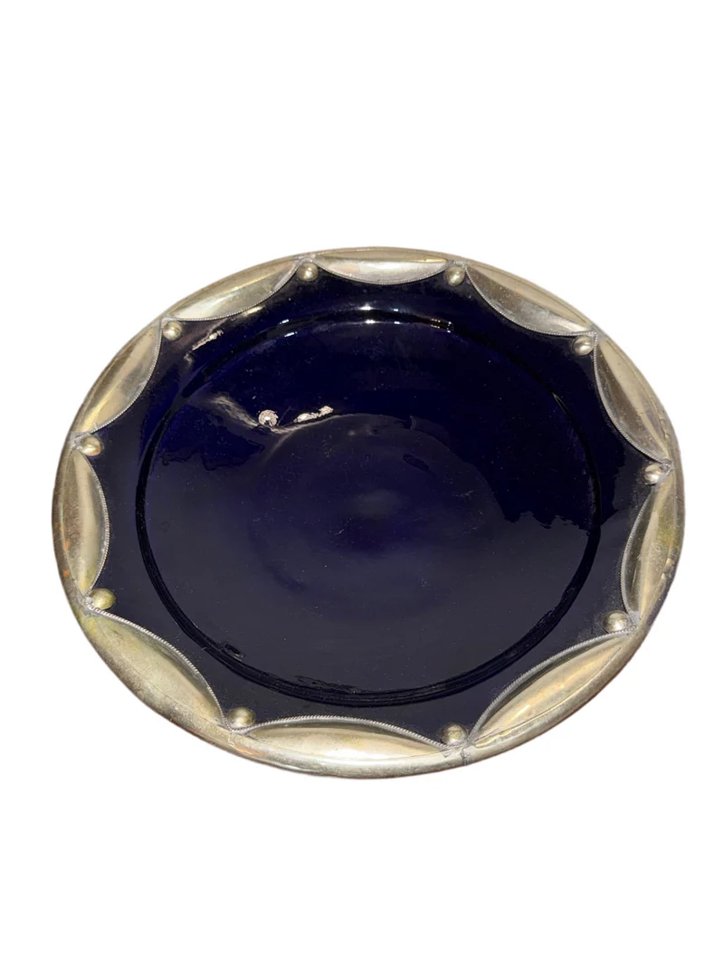 Coupe ancienne en céramique bleu cobalt à monture métallique décorative