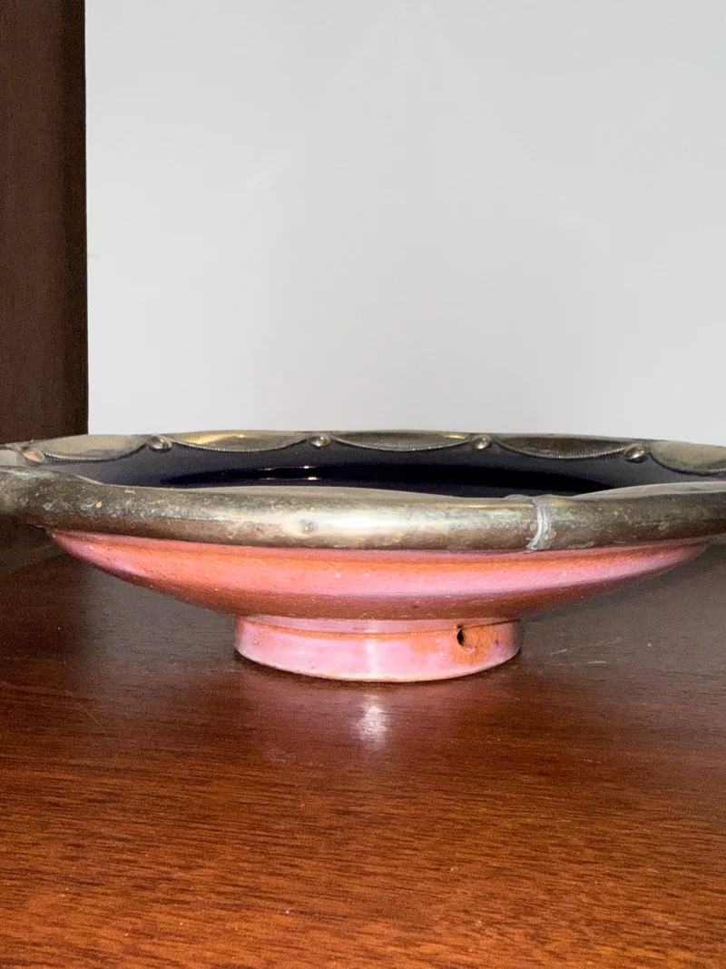 Coupe ancienne en céramique bleu cobalt à monture métallique décorative