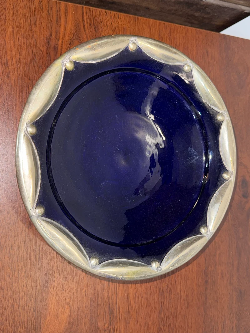 Coupe ancienne en céramique bleu cobalt à monture métallique décorative
