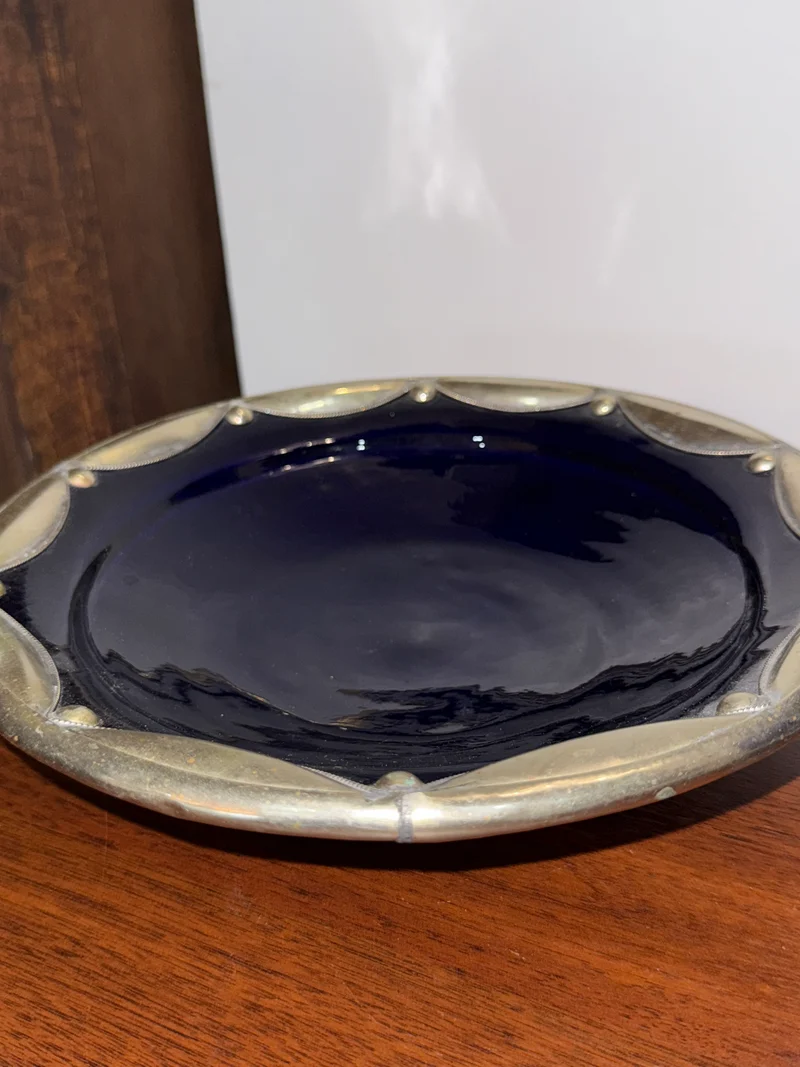 Coupe ancienne en céramique bleu cobalt à monture métallique décorative