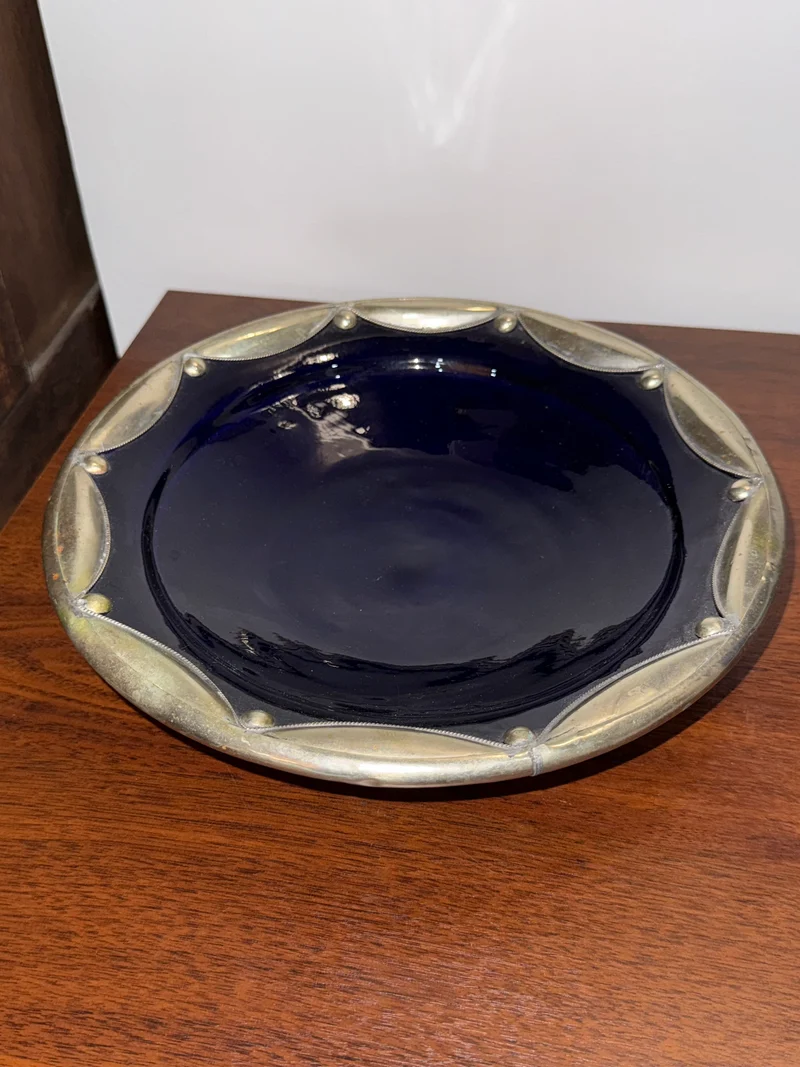 Coupe ancienne en céramique bleu cobalt à monture métallique décorative