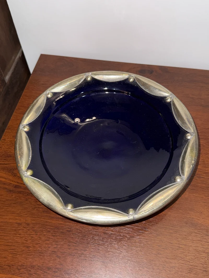 Coupe ancienne en céramique bleu cobalt à monture métallique décorative