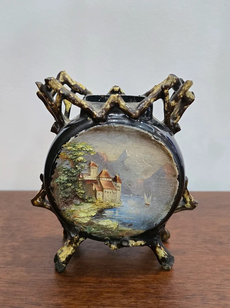 Petit vase décoratif ancien avec peinture de château au bord d’un lac - Circa 1950