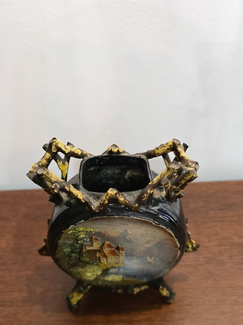 Petit vase décoratif ancien avec peinture de château au bord d’un lac - Circa 1950