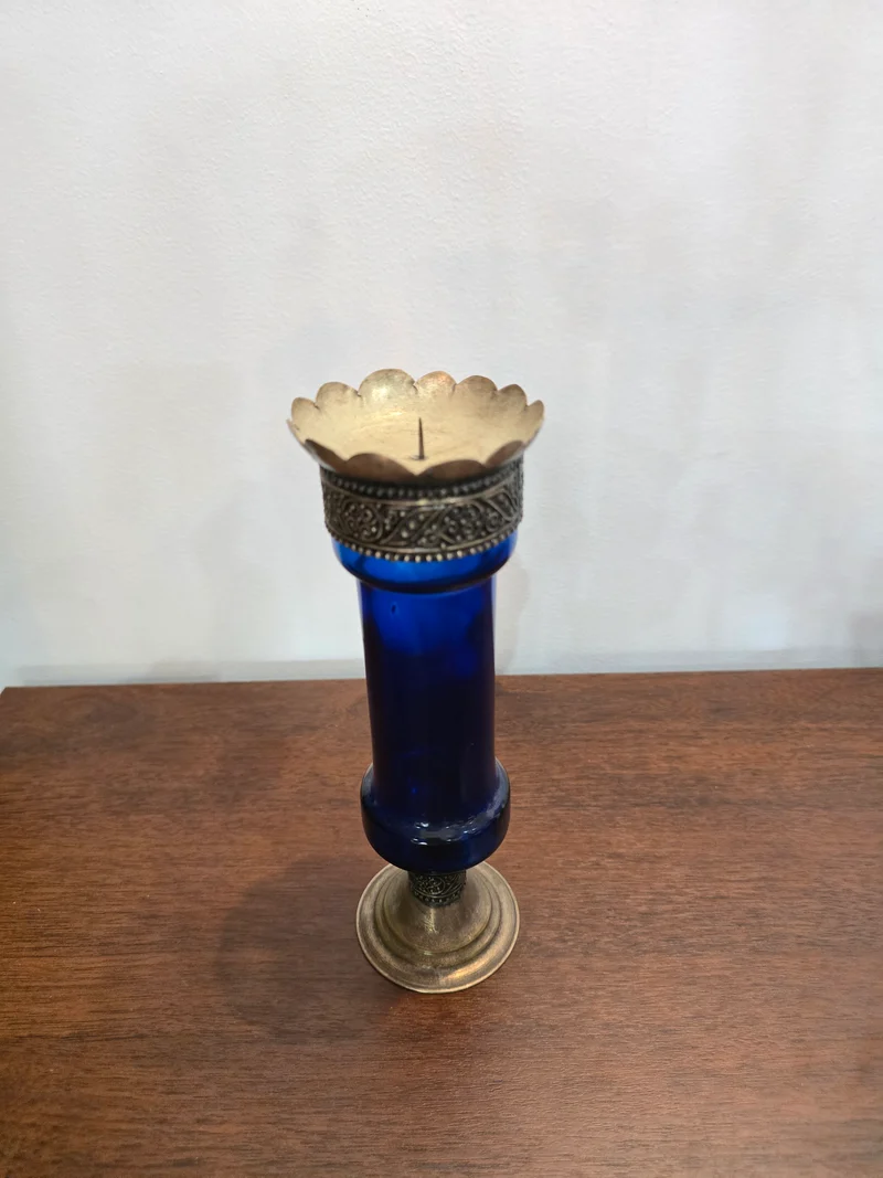 Bougeoir vintage style oriental en verre bleu et métal ciselé – H20 cm