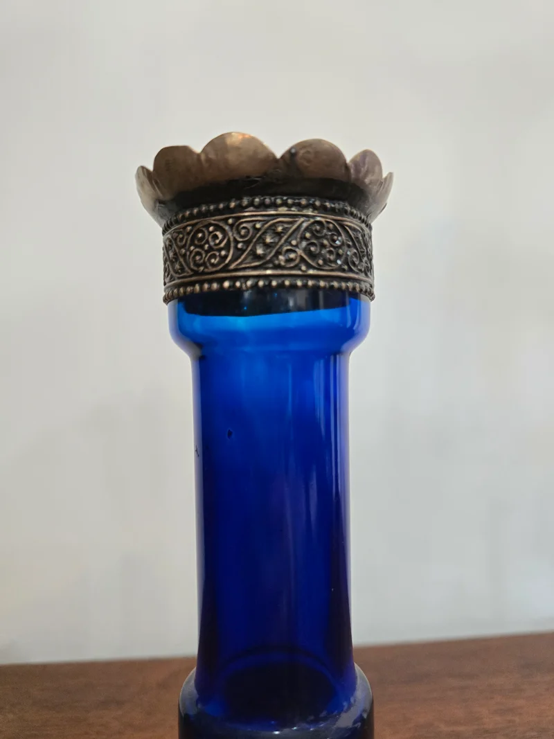 Bougeoir vintage style oriental en verre bleu et métal ciselé – H20 cm