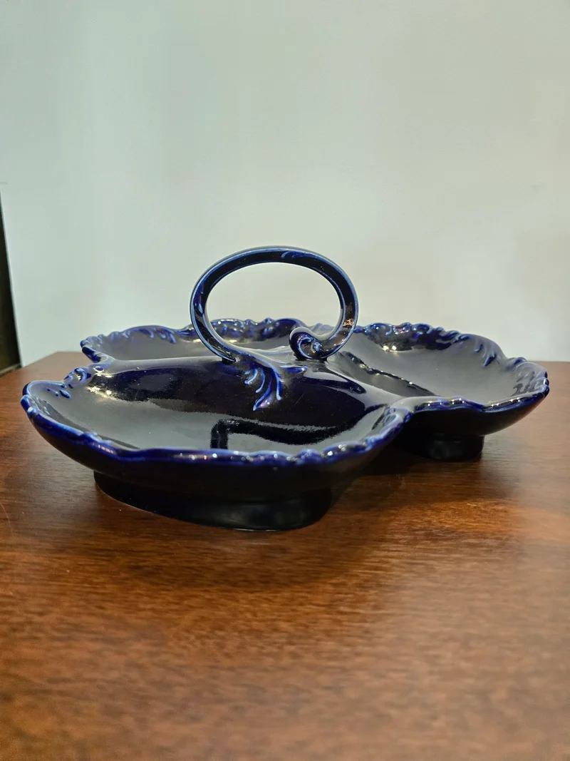 Plat compartimenté en céramique bleu cobalt à décor rocaille