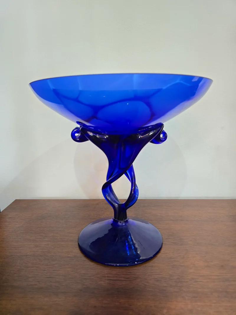 Coupe sculpturale en verre soufflé bleu cobalt – design torsadé