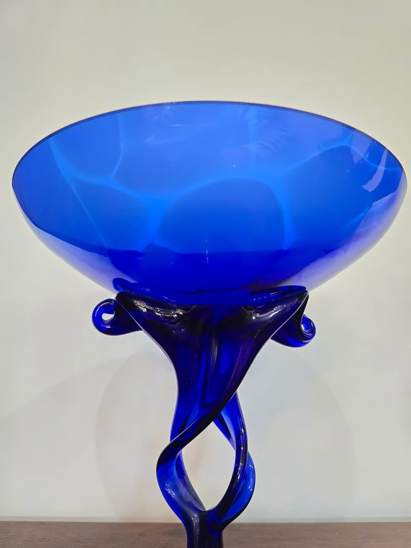 Coupe sculpturale en verre soufflé bleu cobalt – design torsadé