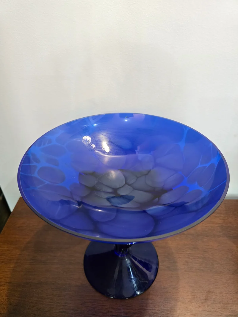 Coupe sculpturale en verre soufflé bleu cobalt – design torsadé