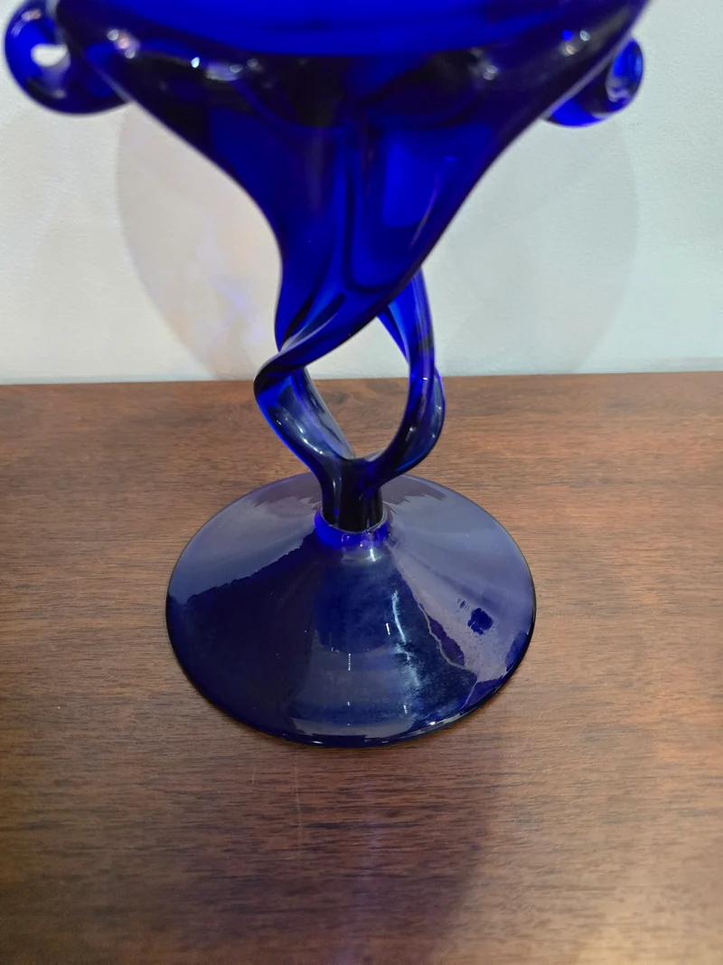 Coupe sculpturale en verre soufflé bleu cobalt – design torsadé