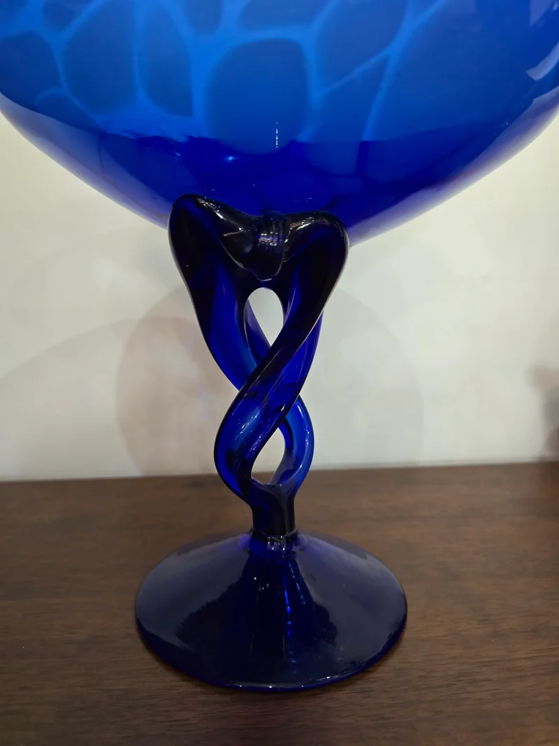 Coupe sculpturale en verre soufflé bleu cobalt – design torsadé