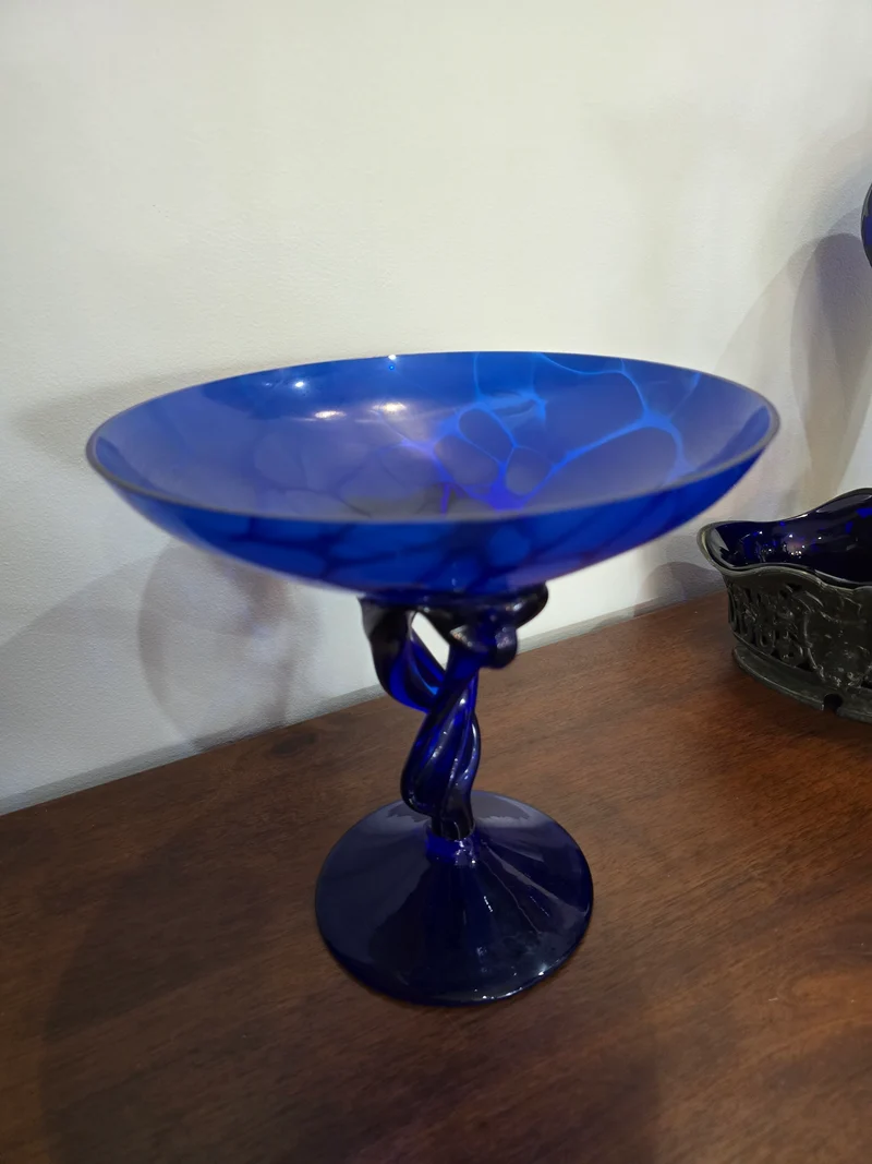 Coupe sculpturale en verre soufflé bleu cobalt – design torsadé