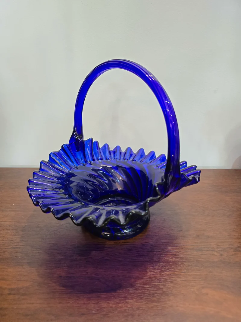 Panier en verre bleu cobalt soufflé à la main