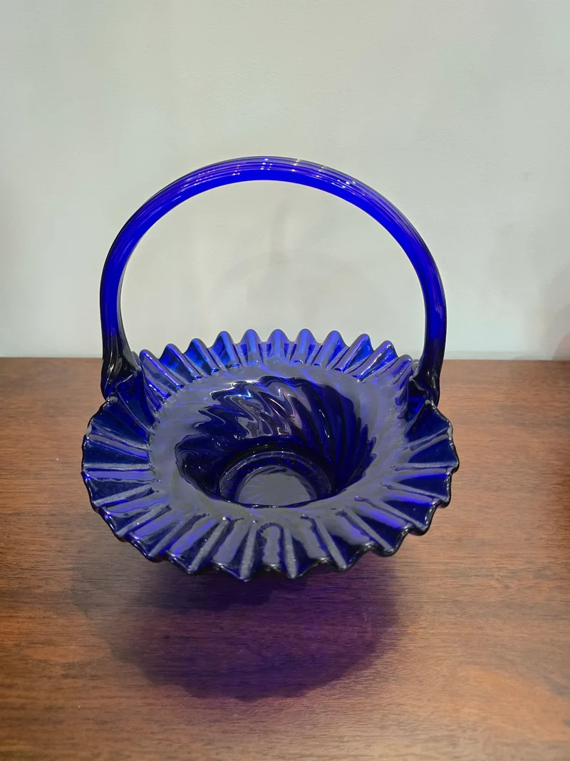 Panier en verre bleu cobalt soufflé à la main