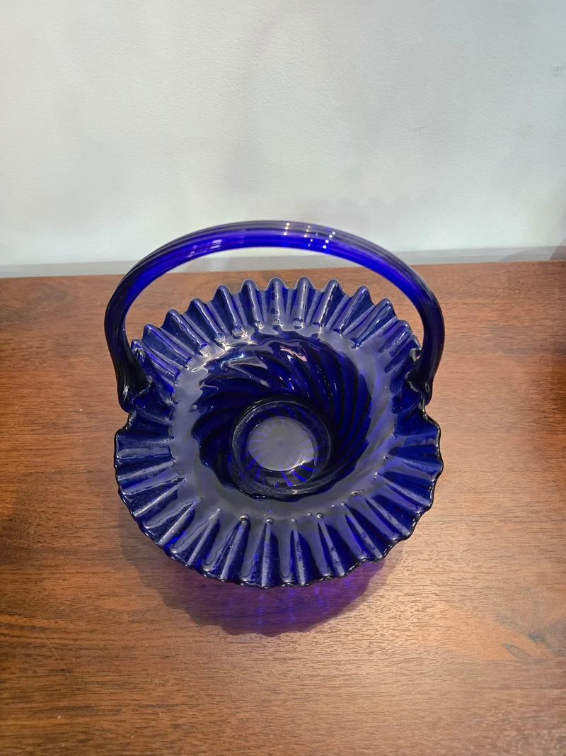 Panier en verre bleu cobalt soufflé à la main